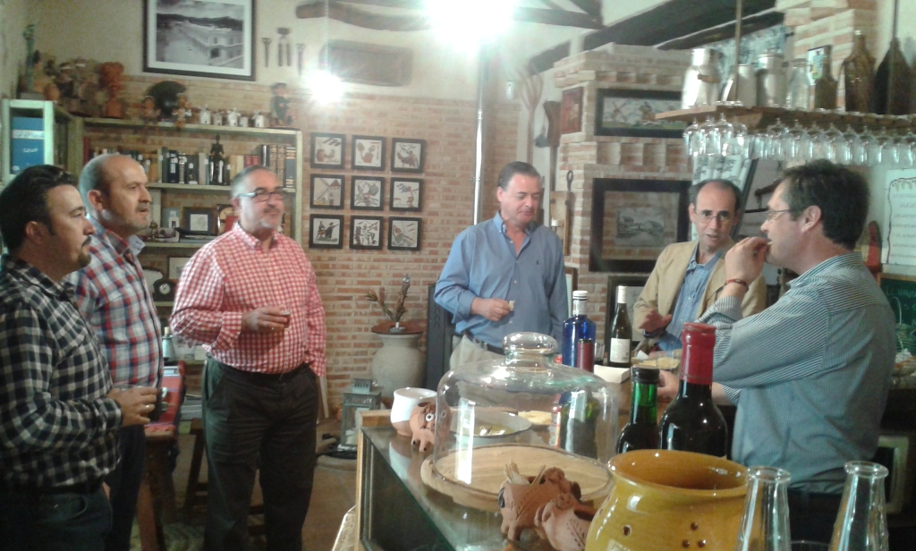 Alfonso, segundo por la izquierda, en otro momento de la comida con el historiador Fernando de Prado